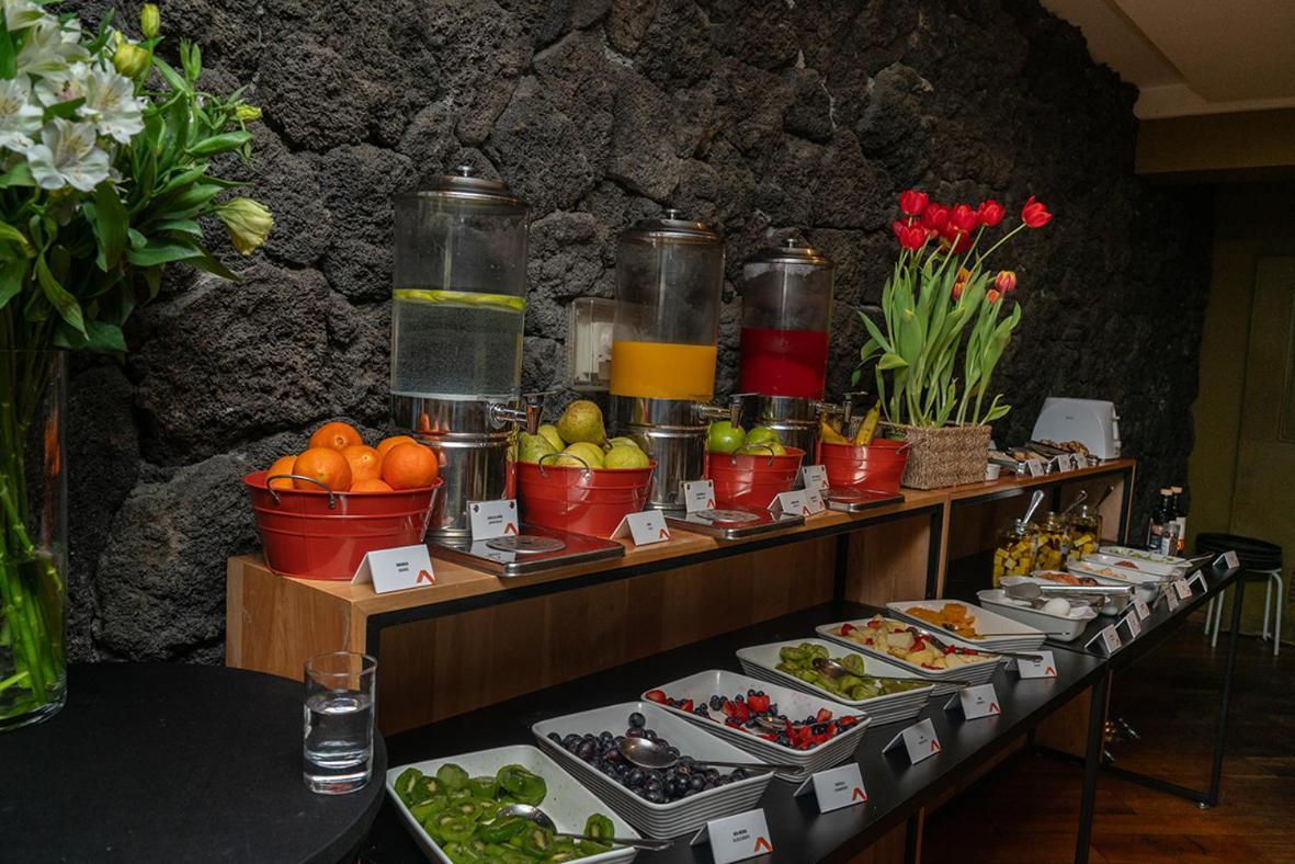 Wyndham Puerto Varas Pettra Ngoại thất bức ảnh A buffet at a hotel