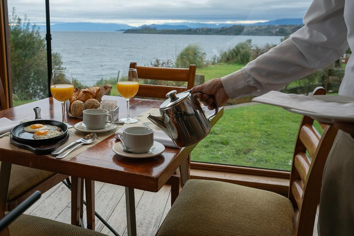 Wyndham Puerto Varas Pettra Ngoại thất bức ảnh A waiter serving tea at a hotel