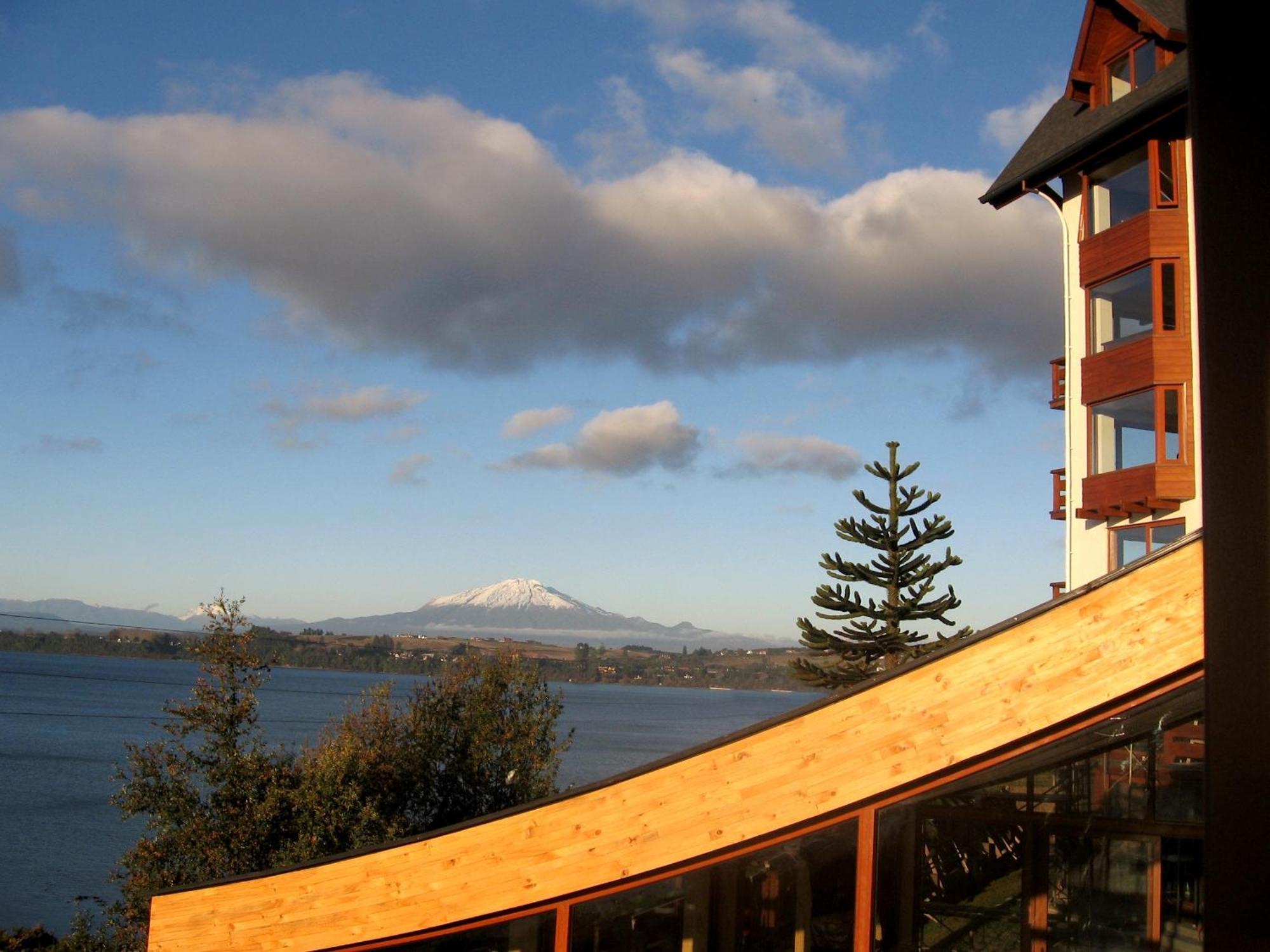 Wyndham Puerto Varas Pettra Ngoại thất bức ảnh View of Mount Rainier from the home of a resident of the community