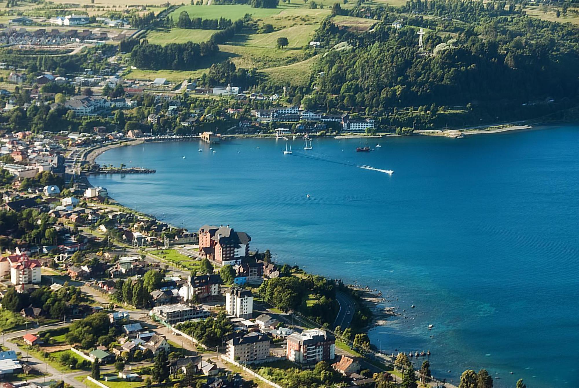 Wyndham Puerto Varas Pettra Ngoại thất bức ảnh Aerial view of the town