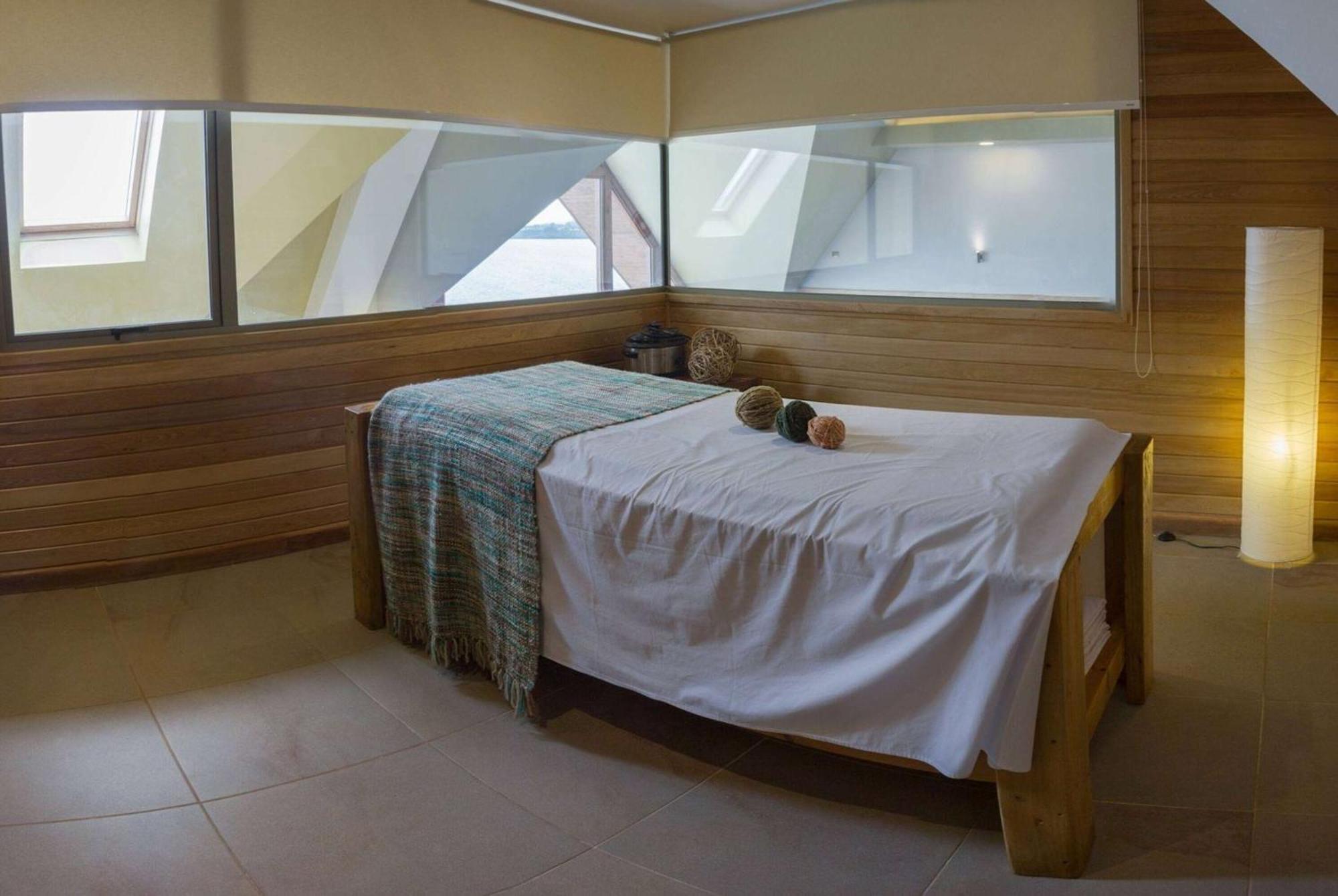 Wyndham Puerto Varas Pettra Ngoại thất bức ảnh A massage bed