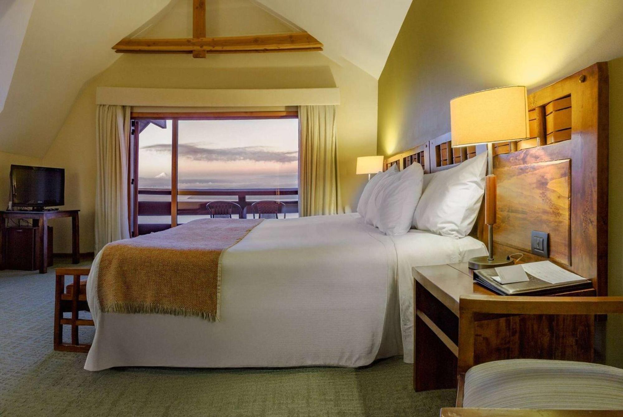 Wyndham Puerto Varas Pettra Ngoại thất bức ảnh A bedroom at the lodge