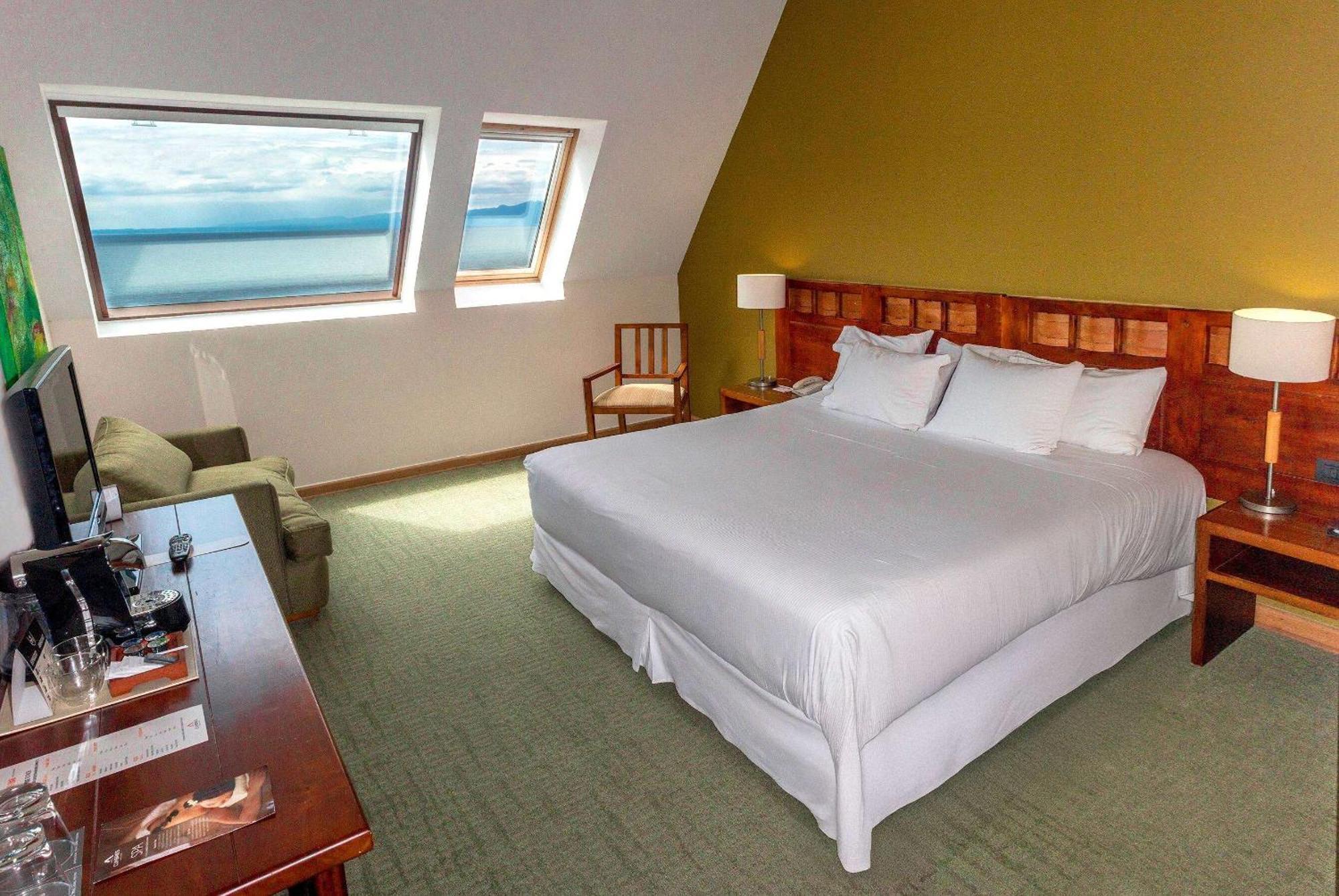 Wyndham Puerto Varas Pettra Ngoại thất bức ảnh A room at the Hotel El Emporio