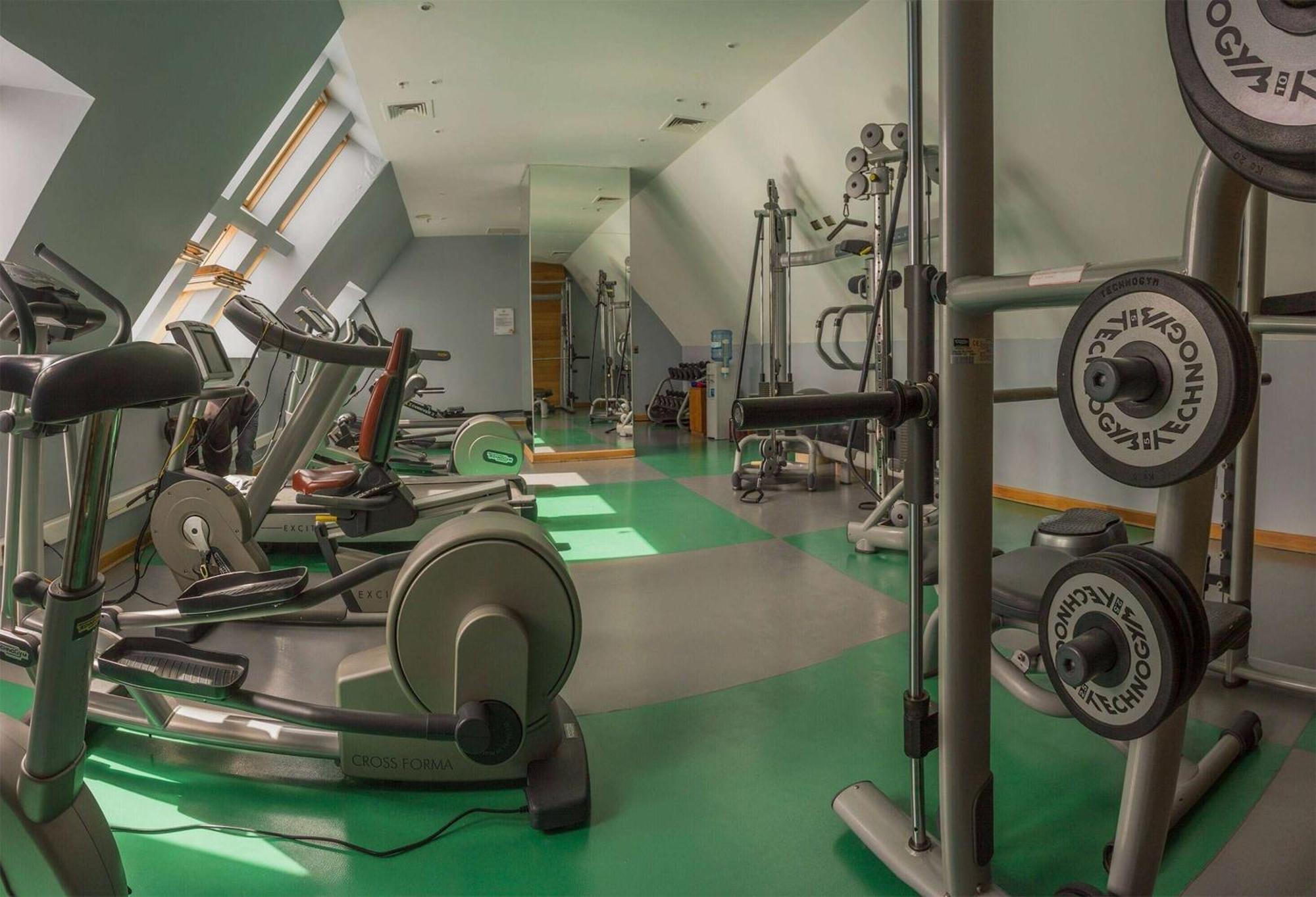 Wyndham Puerto Varas Pettra Ngoại thất bức ảnh The gym at the University of Roehampton