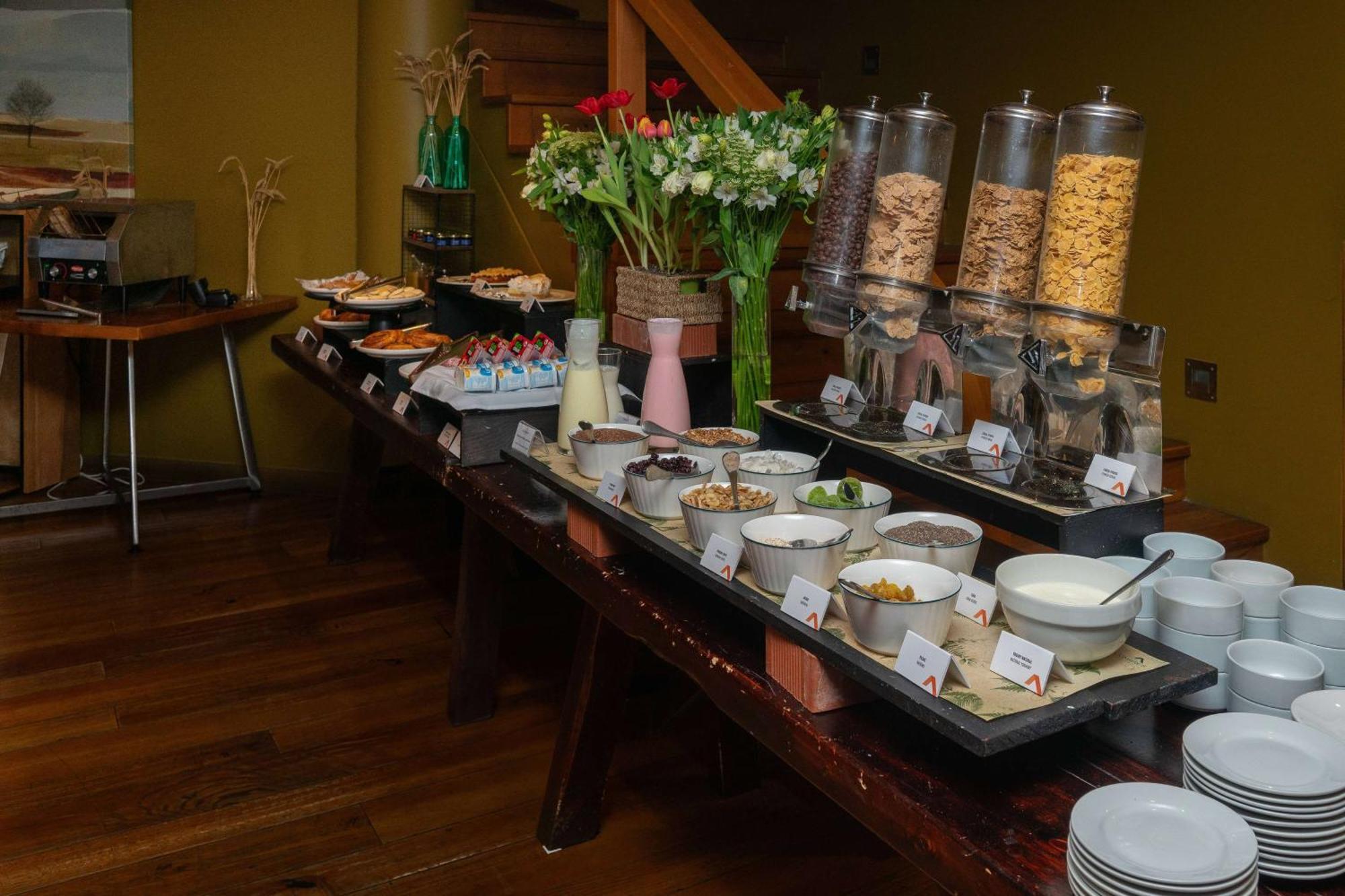 Wyndham Puerto Varas Pettra Ngoại thất bức ảnh A breakfast buffet