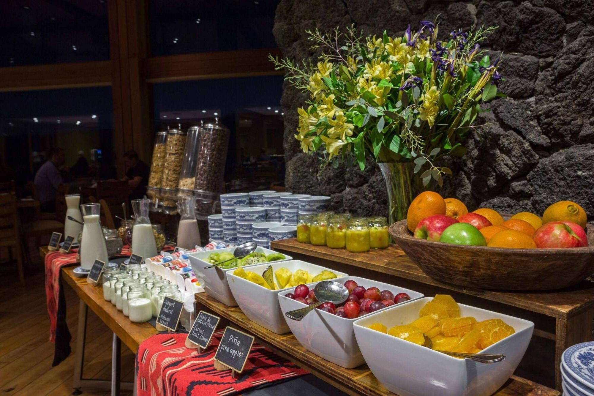 Wyndham Puerto Varas Pettra Ngoại thất bức ảnh A breakfast buffet