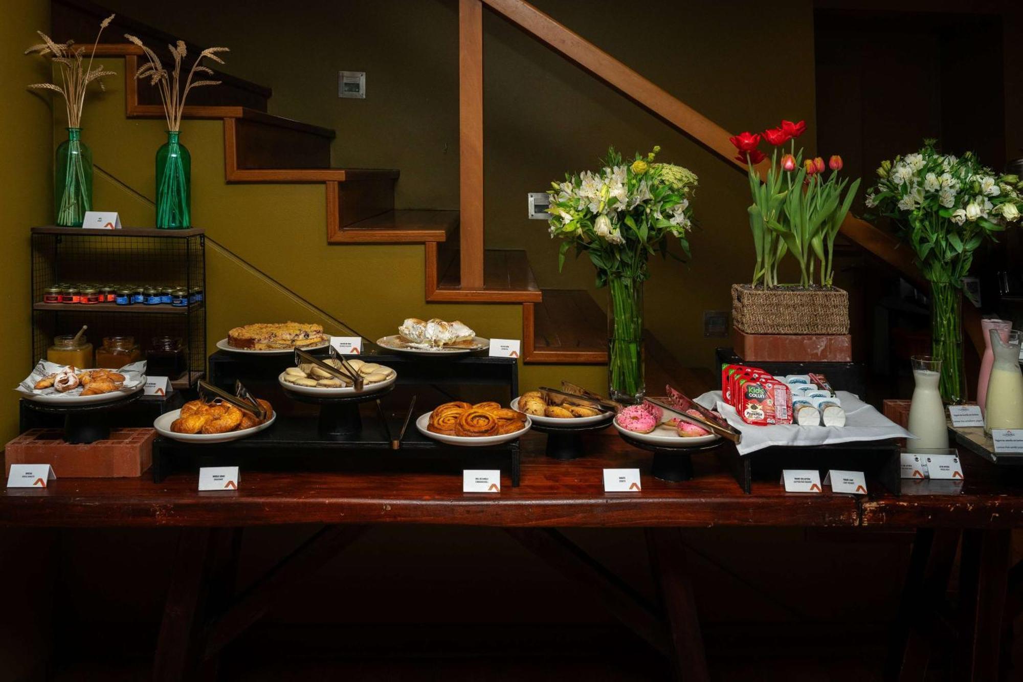 Wyndham Puerto Varas Pettra Ngoại thất bức ảnh A dessert table at a wedding reception