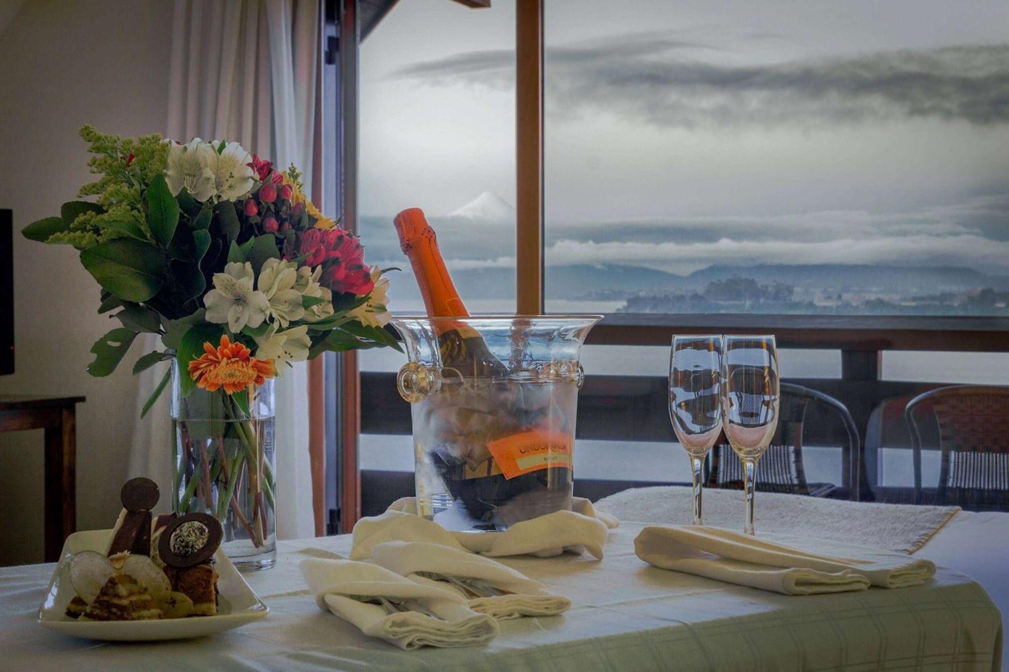 Wyndham Puerto Varas Pettra Ngoại thất bức ảnh A bottle of champagne in a cooler