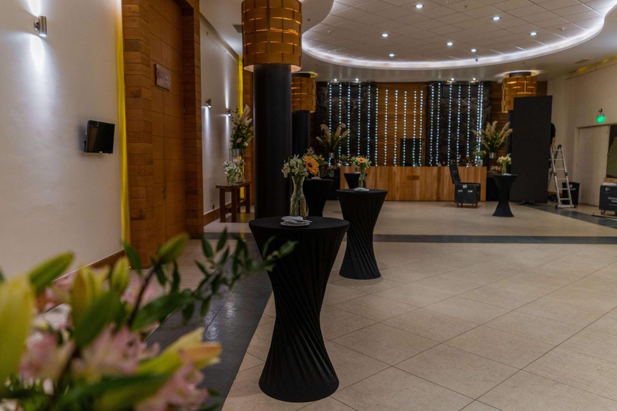 Wyndham Puerto Varas Pettra Ngoại thất bức ảnh The foyer of the main auditorium